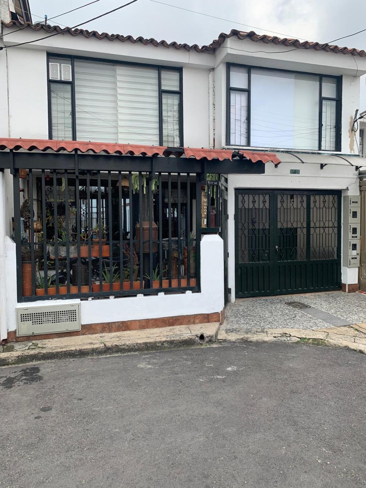 Casa Cerca Del Cc Titan Con Seguridad Privada